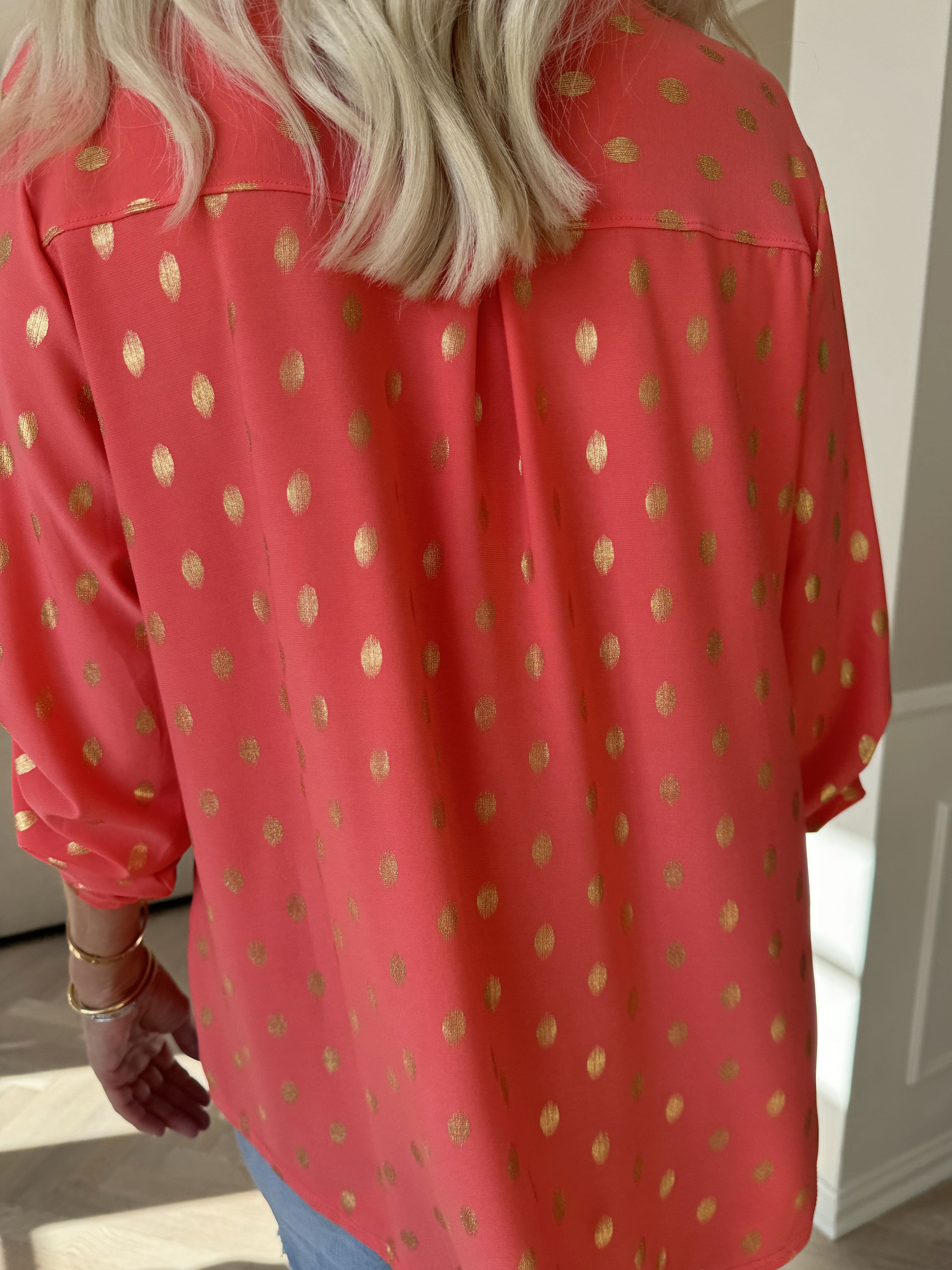 Ebba Gold Shirt - Elastisk blus med guld prickar